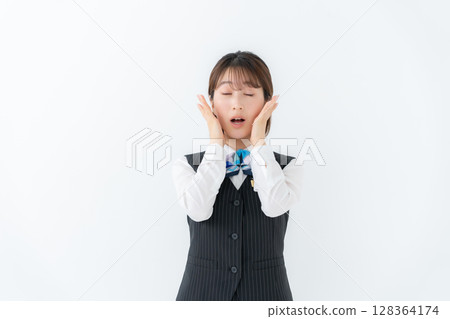 穿制服的年輕女子，做生意，感到驚訝 128364174