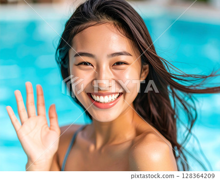 年輕女子在沙灘上揮手 128364209