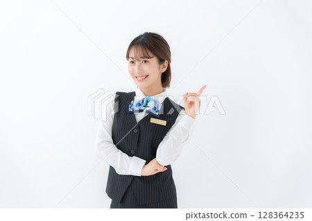 穿制服的年輕女子，做生意，指著 128364235