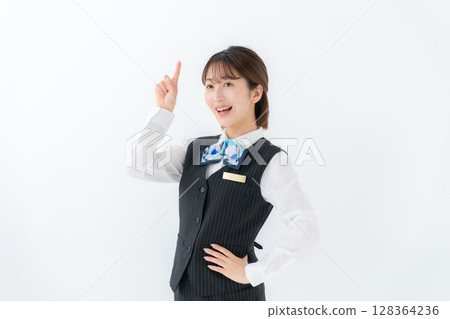穿制服的年輕女子，做生意，指著 128364236