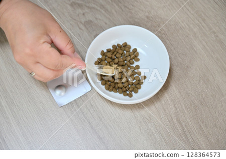 在狗糧中添加綠唇貽貝補充劑和預防藥物（針對跳蚤、蜱蟲和心絲蟲） 128364573