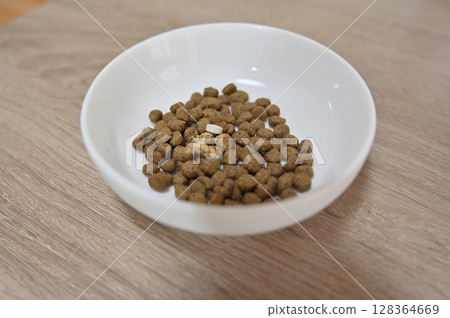 狗糧和一體化預防藥物（針對跳蚤、蜱蟲和心絲蟲） 128364669