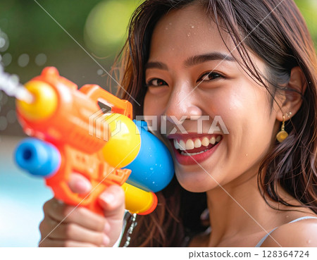 玩水槍的年輕女子 128364724