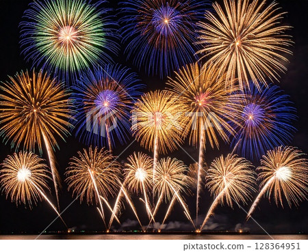 煙花在夜空中擊敗 128364951