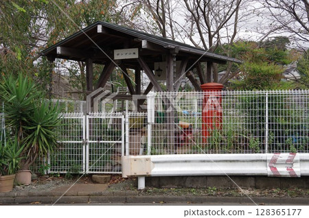 1901年新設計並貫穿昭和時代的圓形紅色郵箱。 128365177