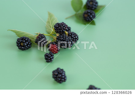 Blackberries with green leaves for a healthy eating concept 128366026