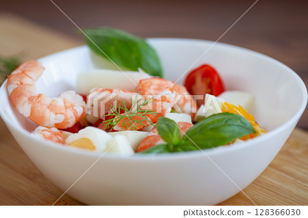 Salad with shrimp, egg, cheese and cherry tomatoes 128366030