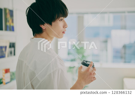 做案頭工作的年輕人 做案頭工作的年輕人 128366132
