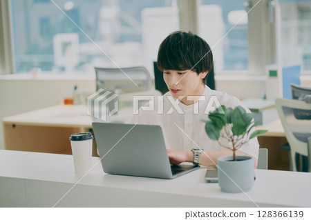 做案頭工作的年輕人 做案頭工作的年輕人 128366139