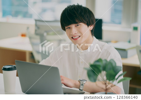 做案頭工作的年輕人 128366140