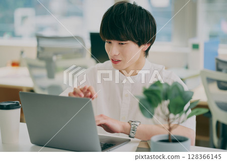 做案頭工作的年輕人 128366145