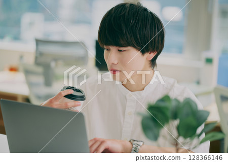 做案頭工作的年輕人 做案頭工作的年輕人 128366146