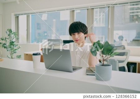 做案頭工作的年輕人 做案頭工作的年輕人 128366152