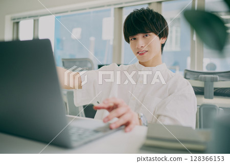 做案頭工作的年輕人 128366153