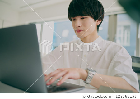 做案頭工作的年輕人 128366155