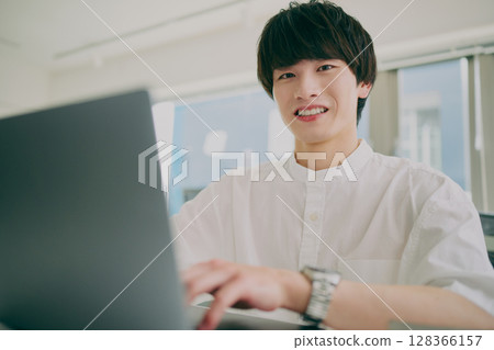 做案頭工作的年輕人 做案頭工作的年輕人 128366157