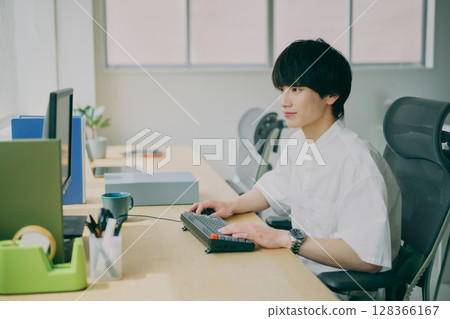 做案頭工作的年輕人 128366167