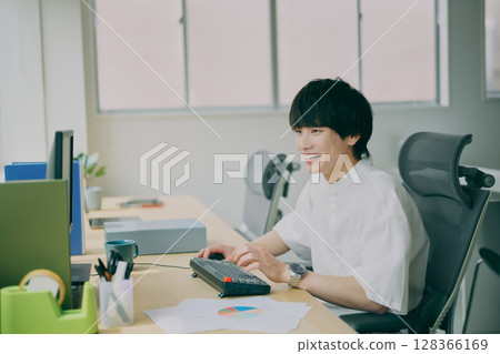 做案頭工作的年輕人 做案頭工作的年輕人 128366169