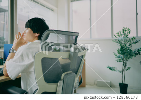 做案頭工作的年輕人 做案頭工作的年輕人 128366178