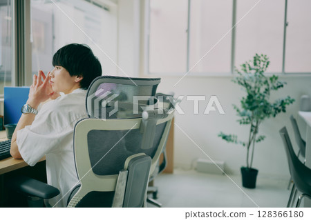 做案頭工作的年輕人 做案頭工作的年輕人 128366180