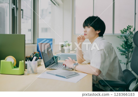 做案頭工作的年輕人 做案頭工作的年輕人 128366183