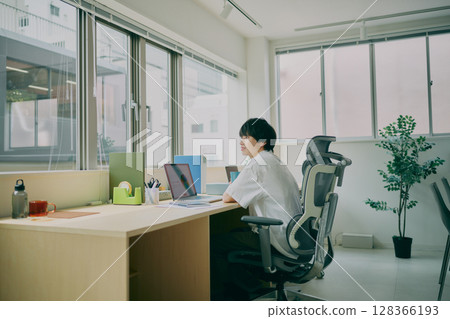 Young man doing desk work 128366193