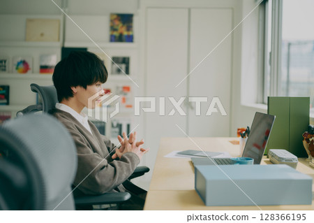 做案頭工作的年輕人 做案頭工作的年輕人 128366195