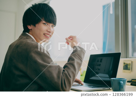做案頭工作的年輕人 128366199
