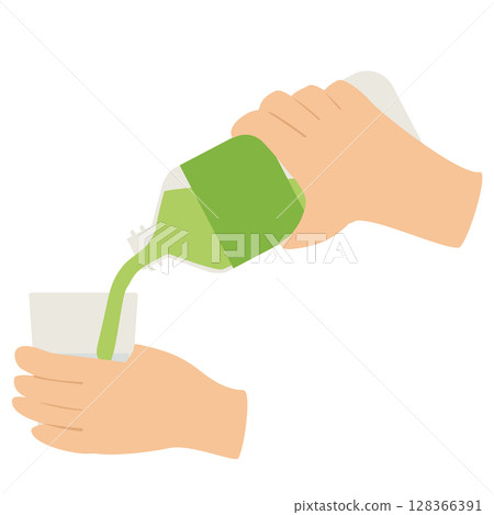 用手將塑膠瓶中的茶倒入杯中 128366391