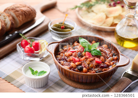 色彩繽紛的西式餐桌，擺滿了各種食材和辣椒肉醬 128366501