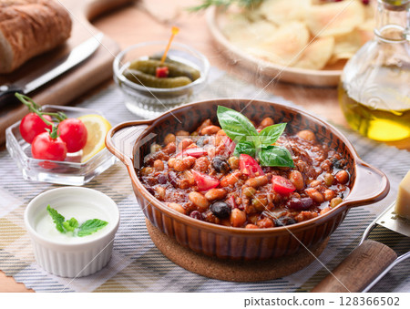 色彩繽紛的西式餐桌，擺滿了各種食材和辣椒肉醬 128366502