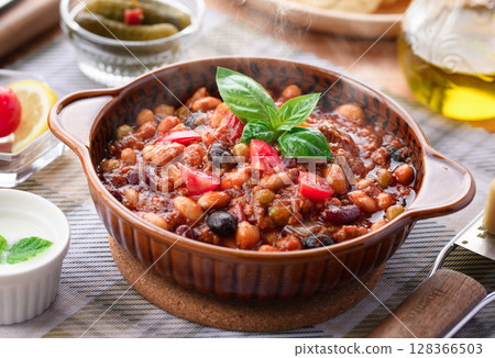 色彩繽紛的西式餐桌，擺滿了各種食材和辣椒肉醬 128366503