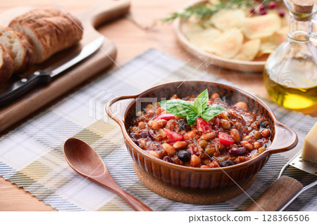 色彩繽紛的西式餐桌,擺滿了各種食材和辣椒肉醬 色彩繽紛的西式餐桌,擺滿了各種食材和辣椒肉醬 128366506