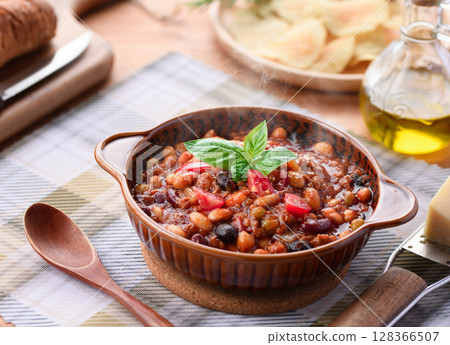 色彩繽紛的西式餐桌，擺滿了各種食材和辣椒肉醬 128366507