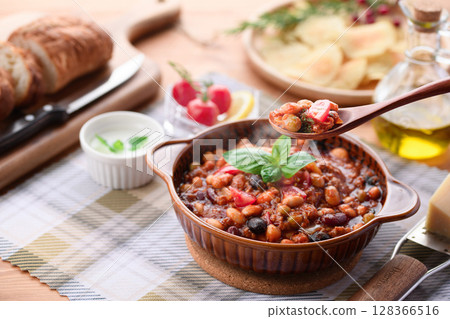色彩繽紛的西式餐桌，擺滿了各種食材和辣椒肉醬 128366516