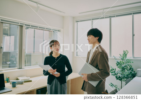 Business person to meet 128366851