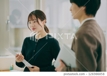 Business person to meet 128366858