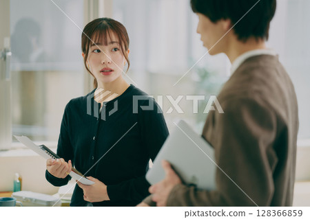 Business person to meet 128366859