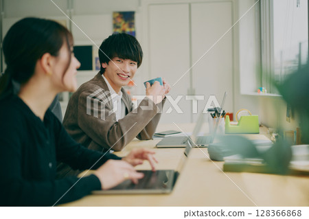 Business person to meet Business person to meet 128366868