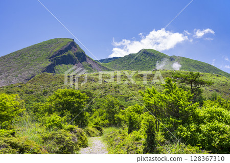 From Mount Iou in the Ebino Plateau to Mount Karakunidake 128367310