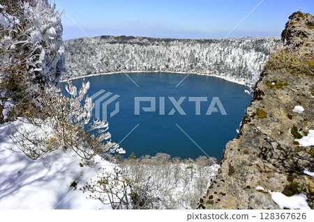 Rime-covered trees at Onami Pond 128367626