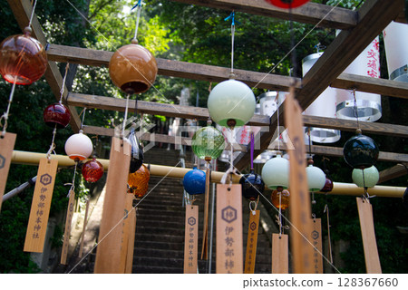 在神社的風鈴節上 128367660