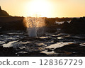 Waves and sunsets 128367729