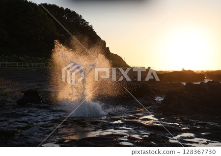 Waves and sunsets 128367730