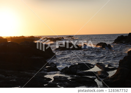 Waves and sunsets 128367732