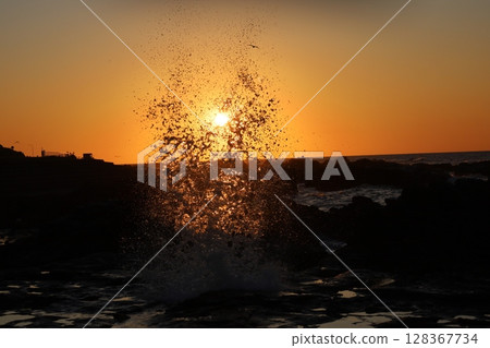Waves and sunsets 128367734