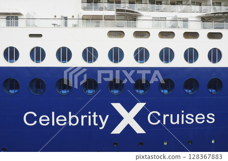 豪華遊輪停泊在大碼頭上 128367883