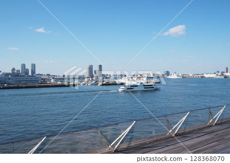 View from the Minato Mirai Pier 128368070