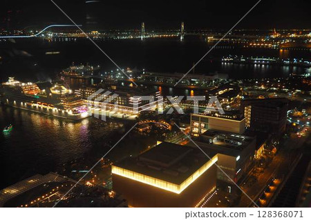 橫濱港未來摩天輪上的夜景 橫濱港未來摩天輪上的夜景 128368071