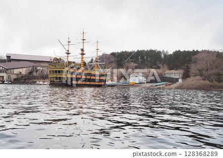 箱根、蘆之湖、海盜船 128368289